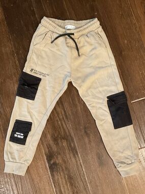 Zara Beige Sweatpants with Black Pocket Accents. 6T